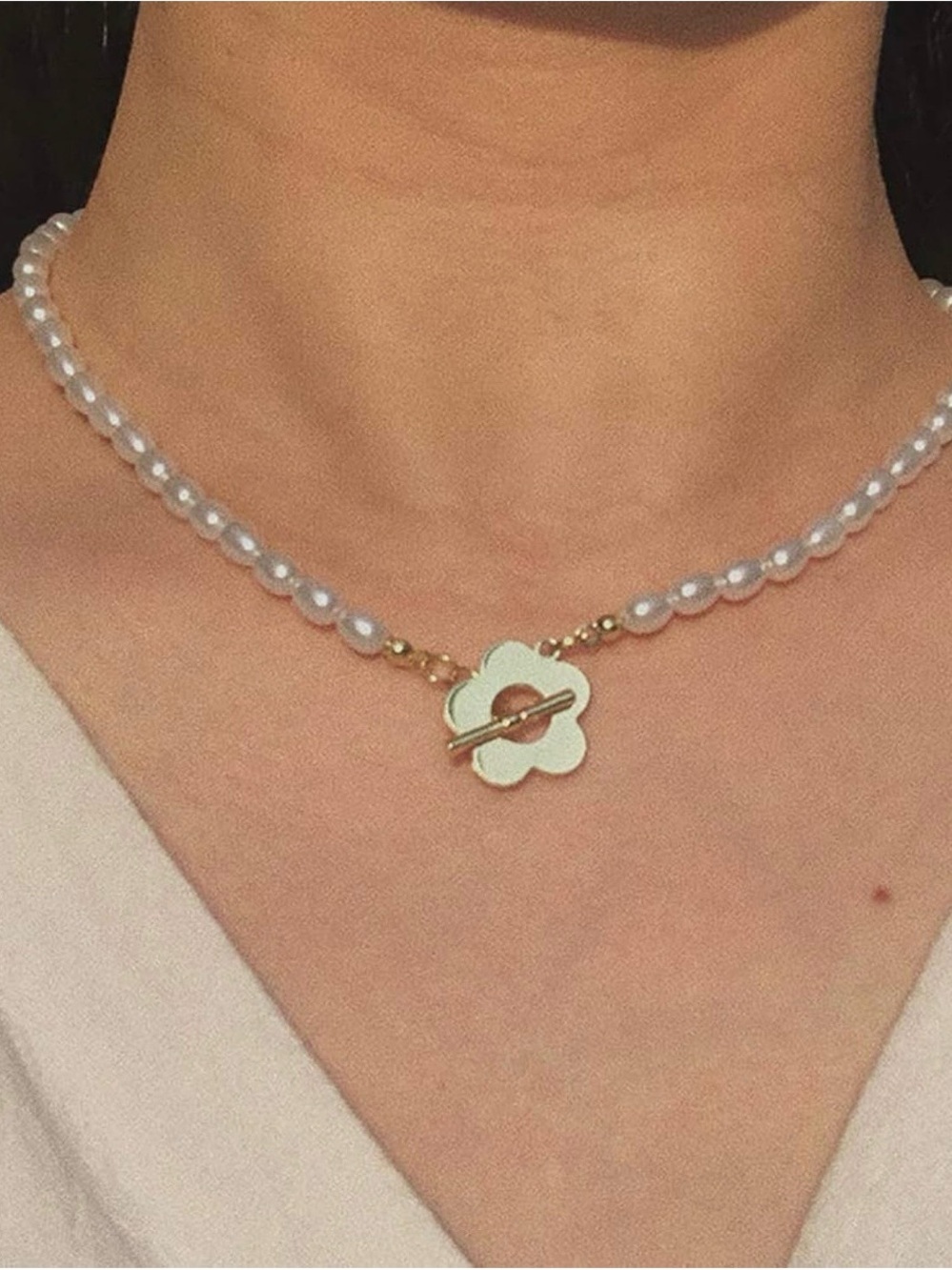 Source Unknown White Pearl Necklace with Gold Flower Toggle